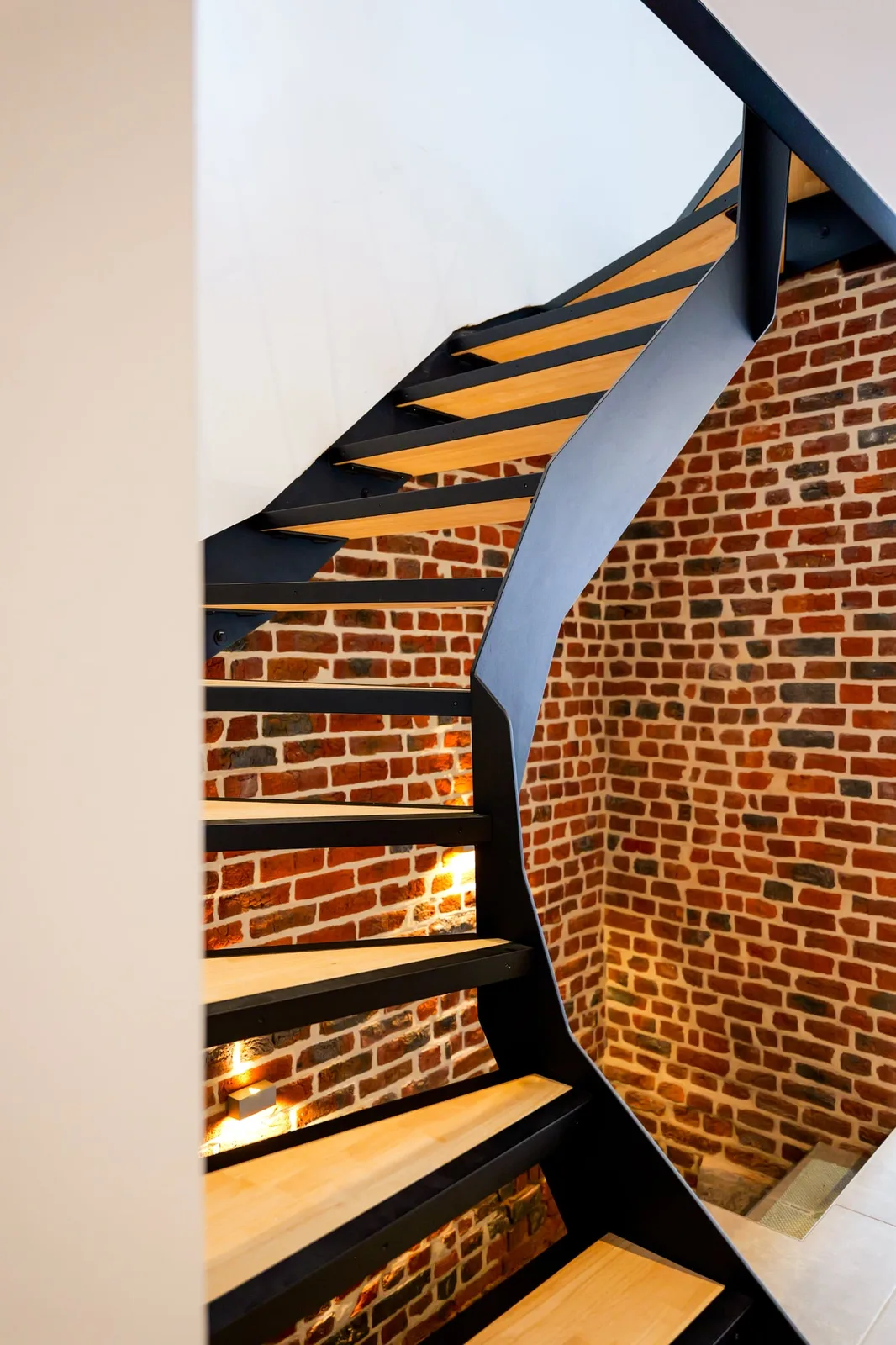 Escalier courbe acier noir, détail limon