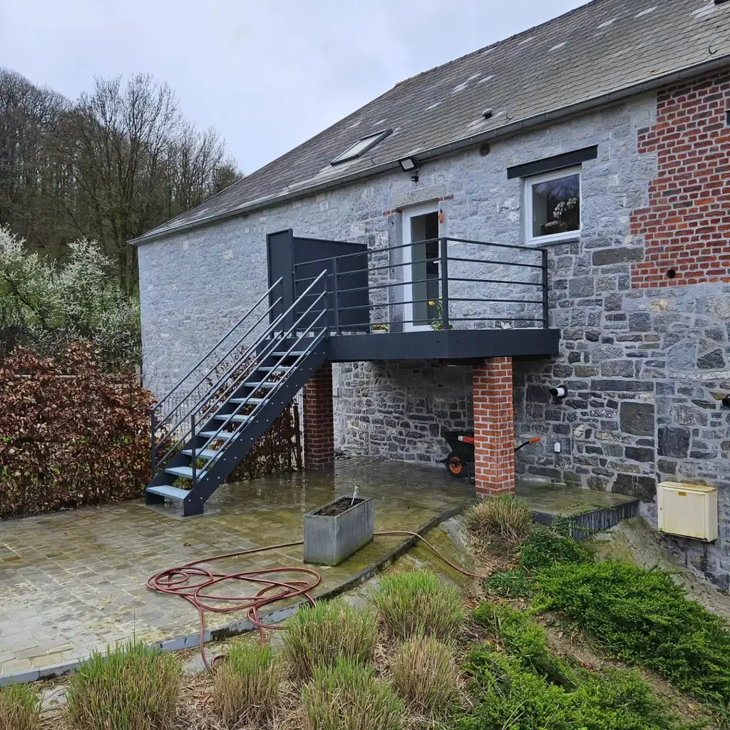 Escalier extérieur acier