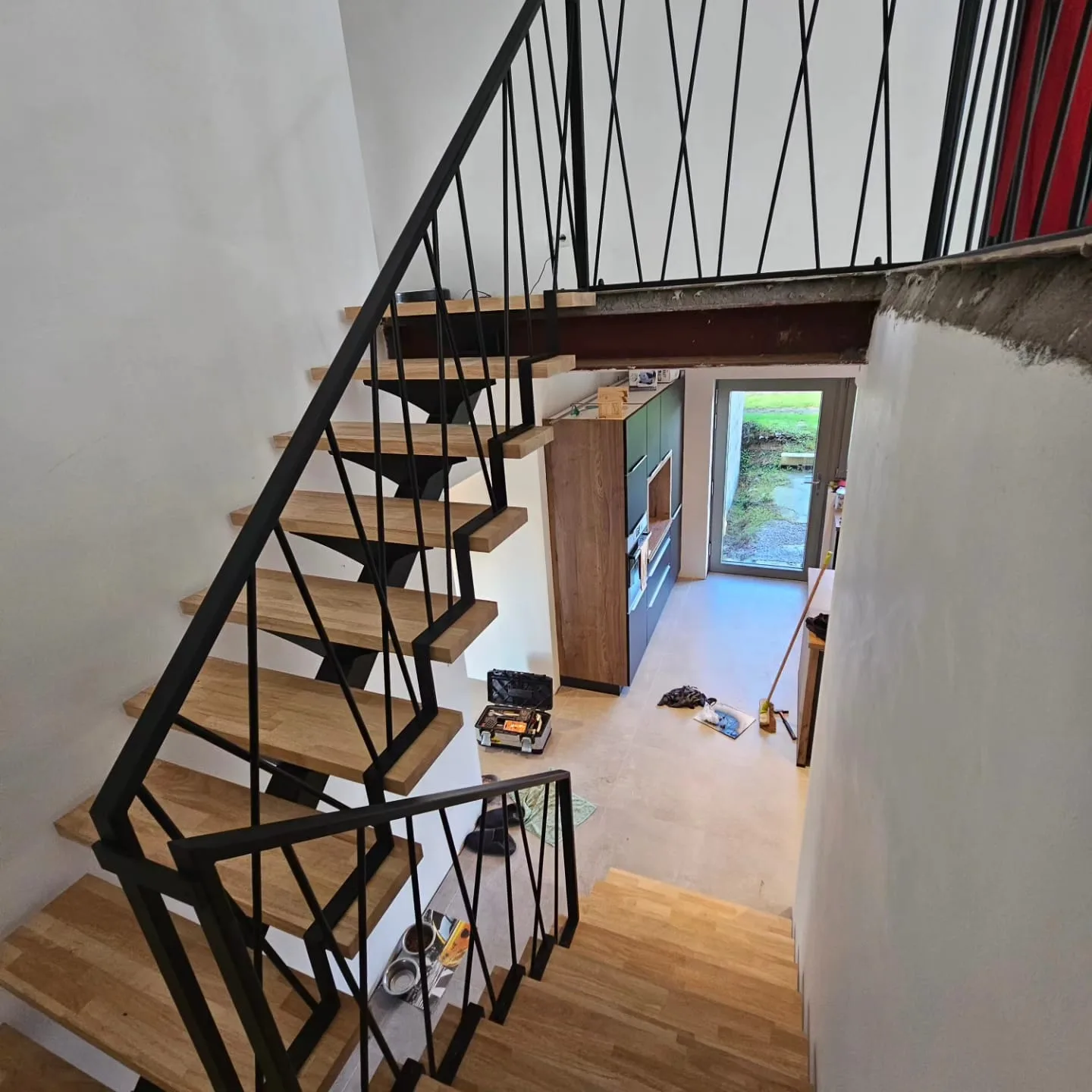 Escalier acier et garde-corps barreaux croisés