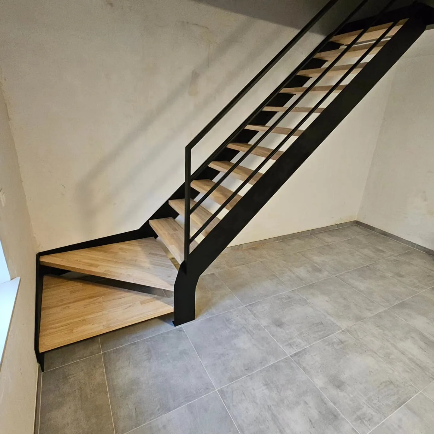 Escalier quart-tournant limon acier et garde-corps