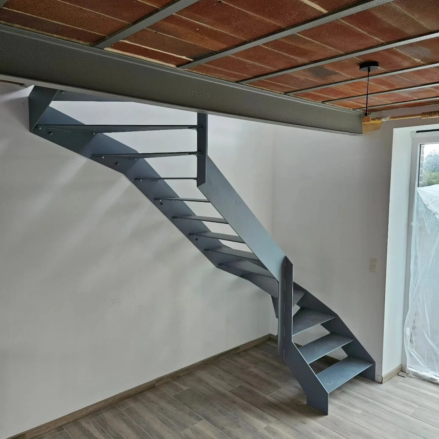 Escalier quart-tournant tout acier gris
