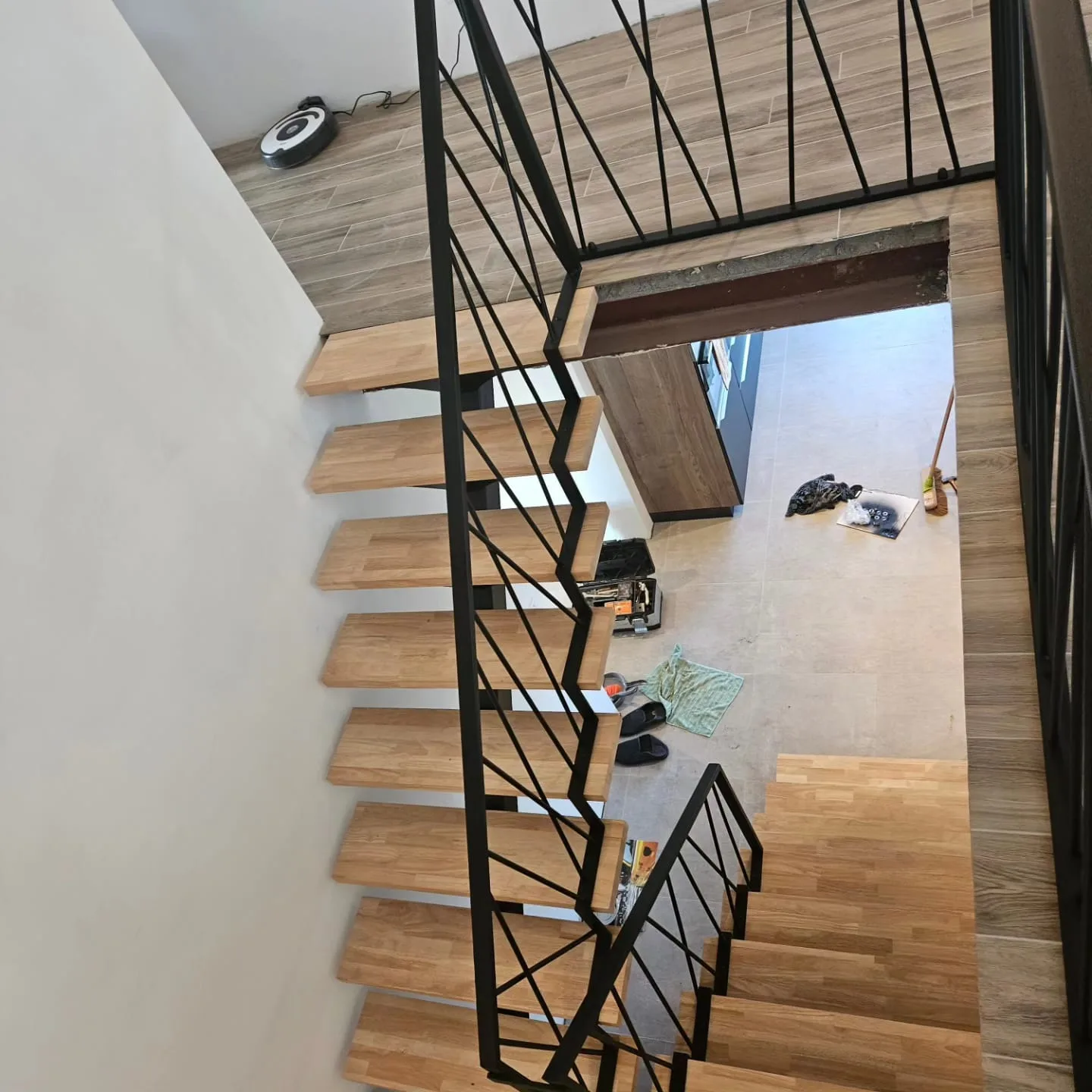 Escalier acier, garde-corps barreaux diagonaux