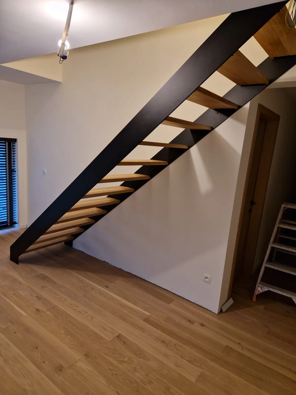 Escalier droit limon central acier et bois