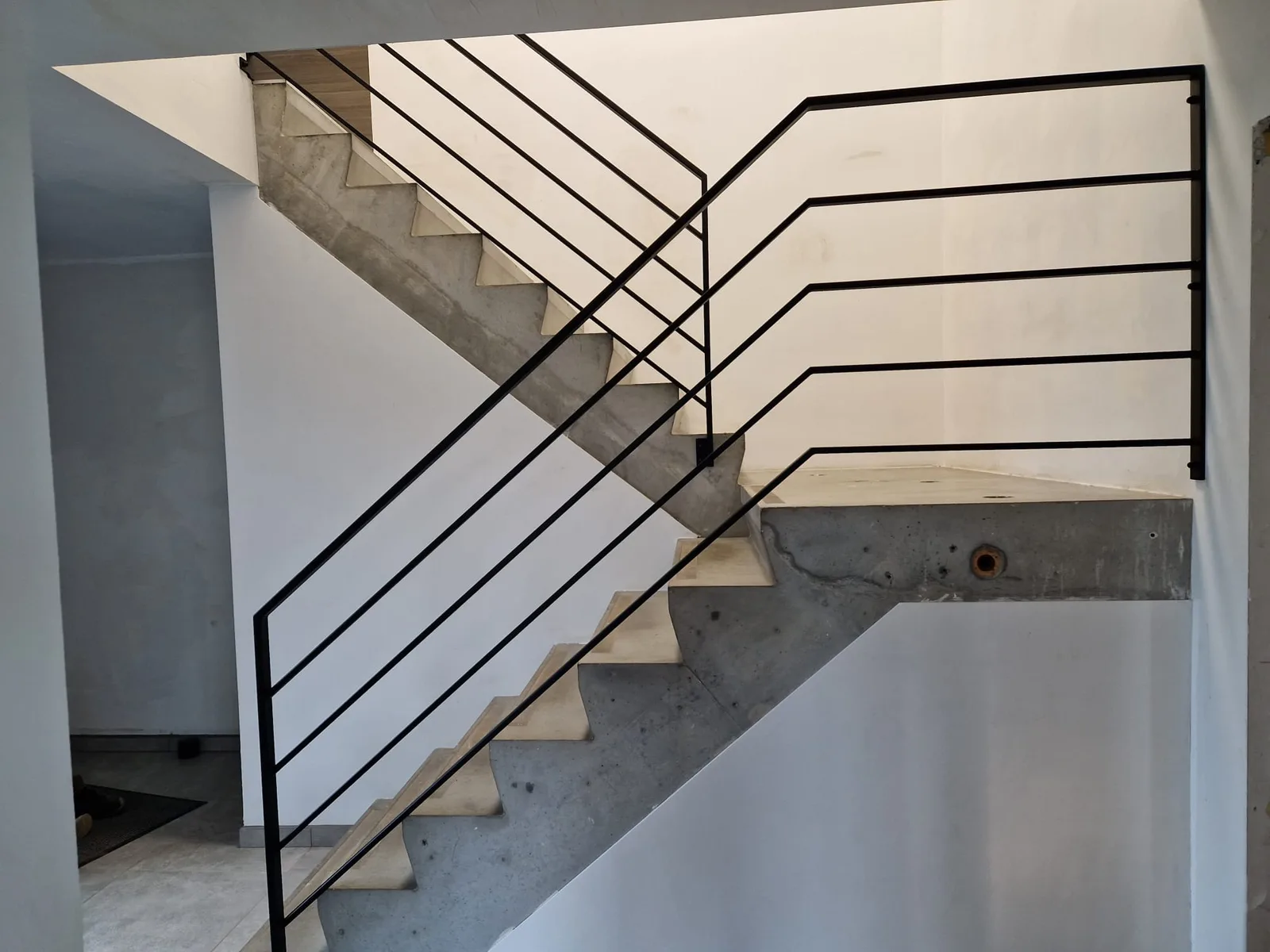 Garde-corps escalier béton, barreaux horizontaux