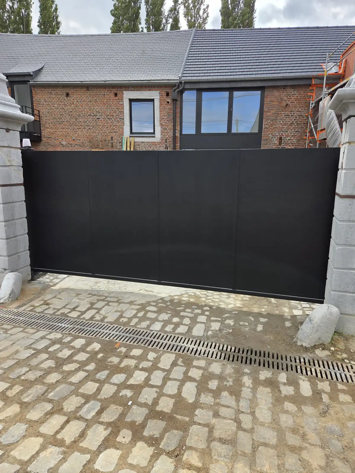 Portail coulissant acier noir tôle pleine