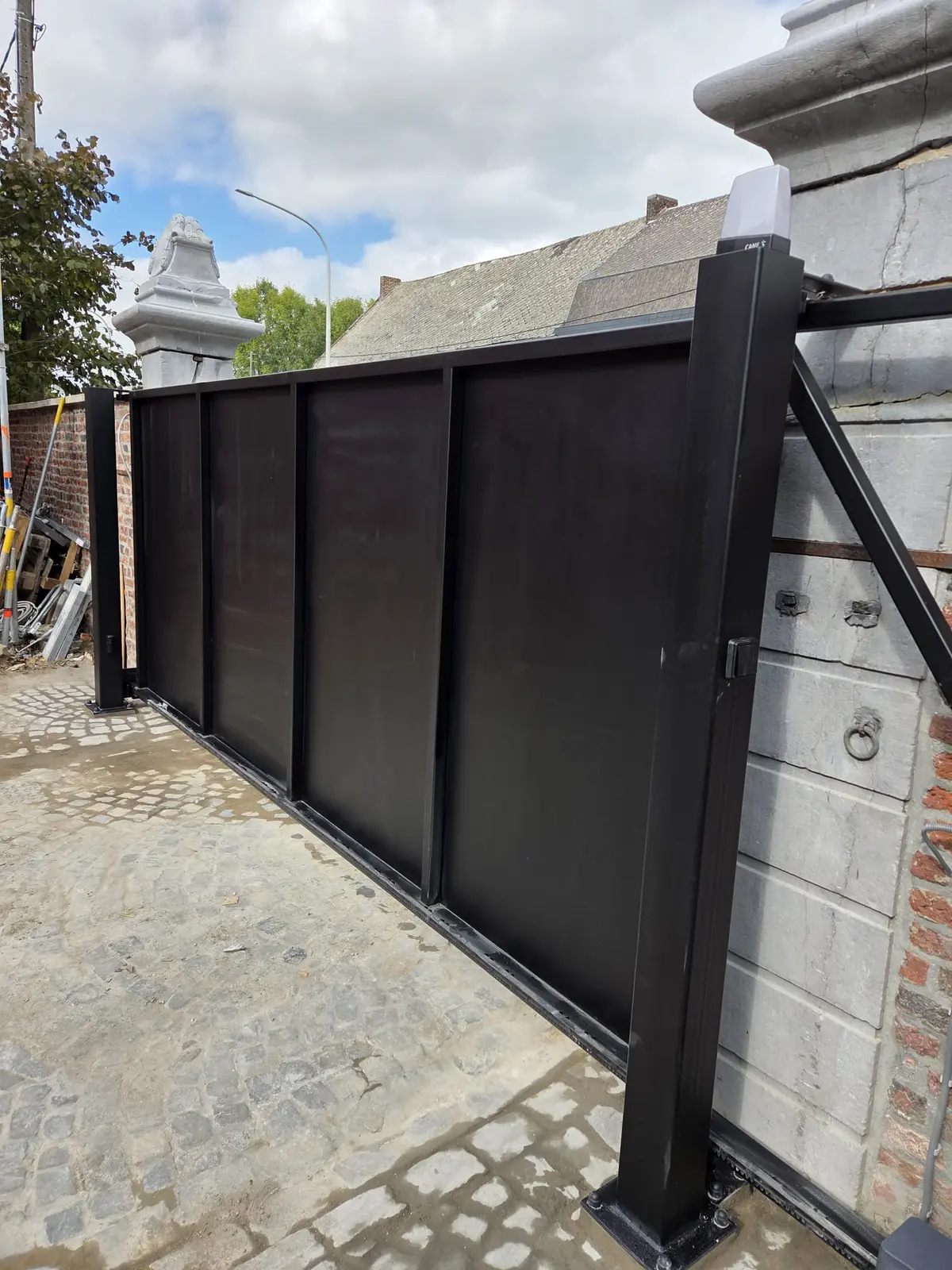 Portail coulissant acier noir, piliers en pierre