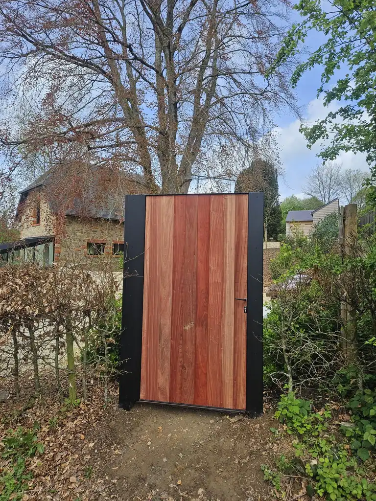 Portillon acier noir et remplissage bois