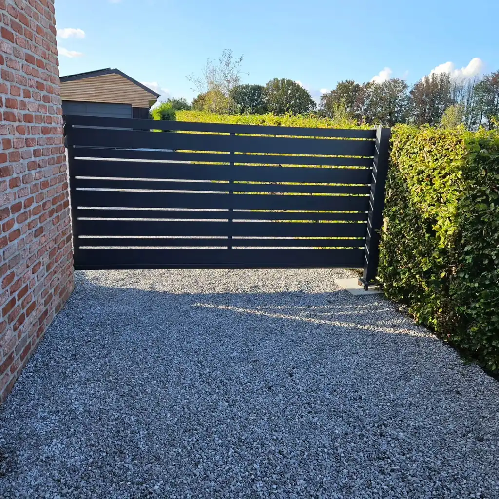 Portail coulissant acier anthracite lames horizontales