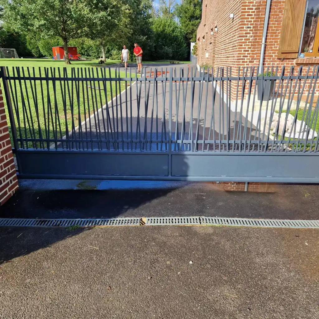 Portail coulissant acier anthracite barreaux