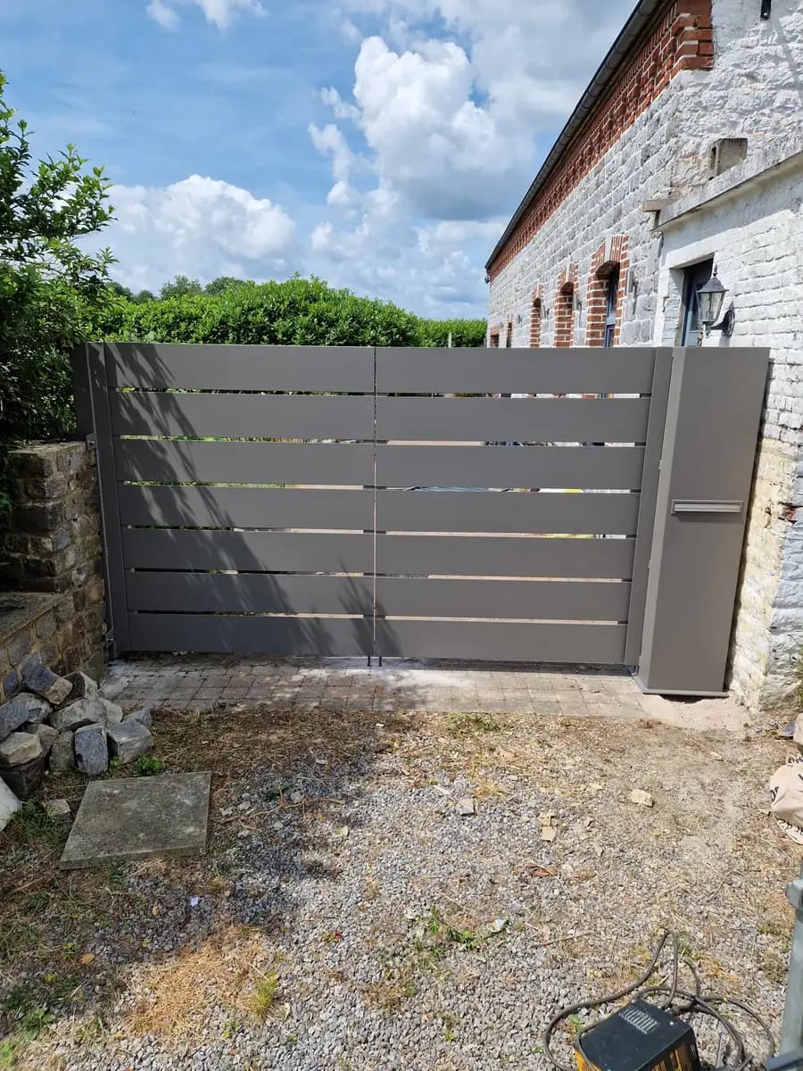 Portail coulissant acier taupe