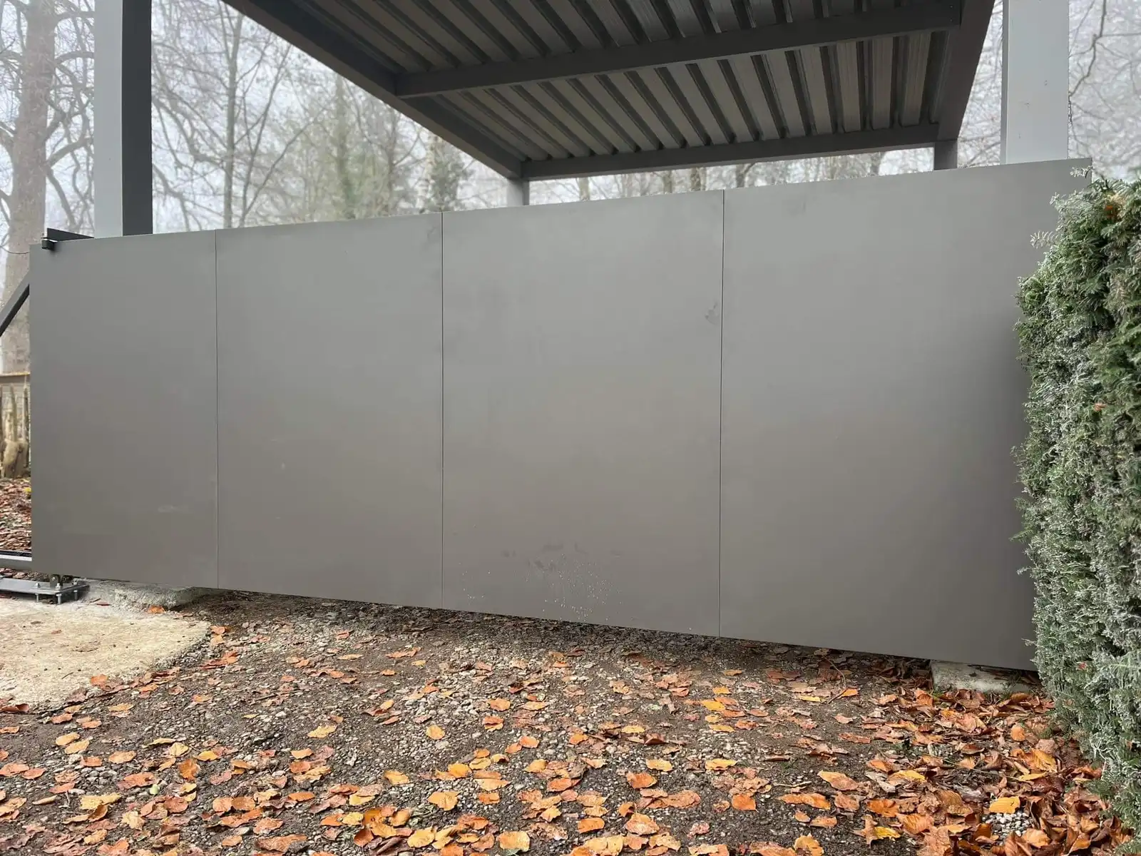 Portail coulissant acier gris