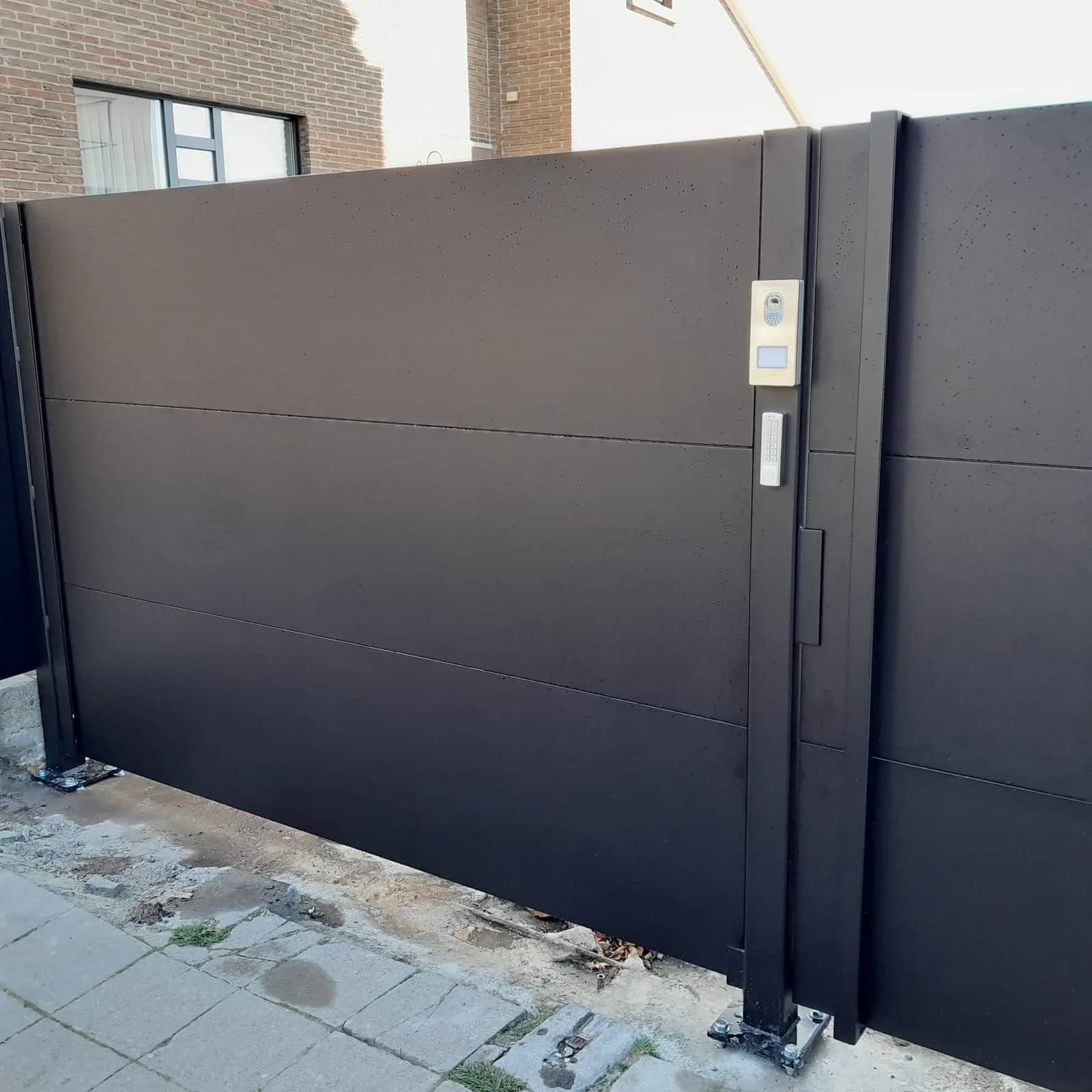 Portail coulissant acier noir, portillon et interphone