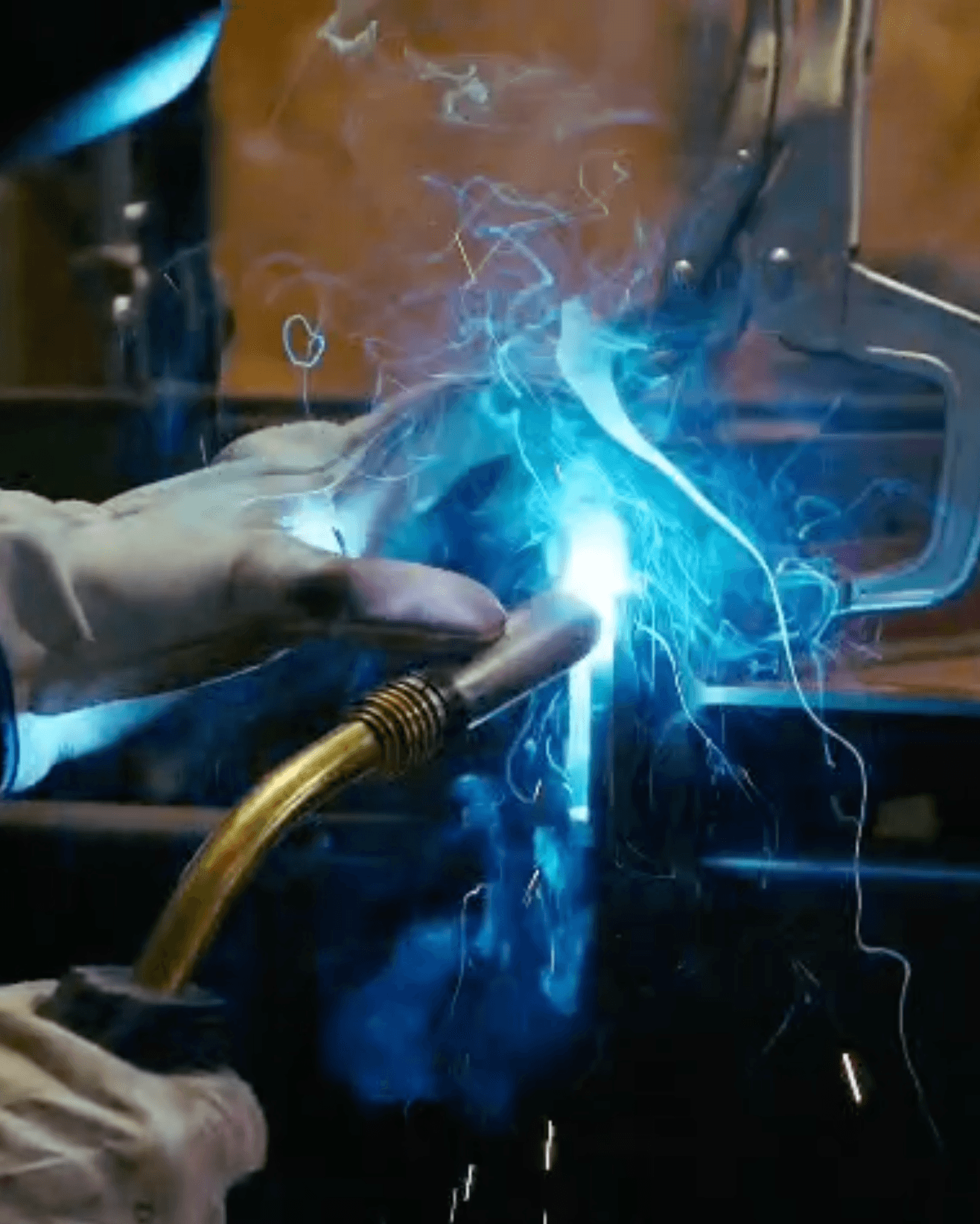 Artisan ferronnier au travail — Ferronnerie Chimacienne